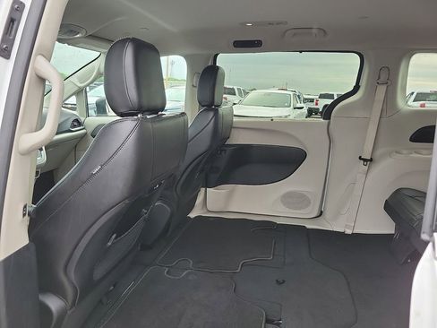 Used 2023 Chrysler Pacifica Touring-L FWD image 10