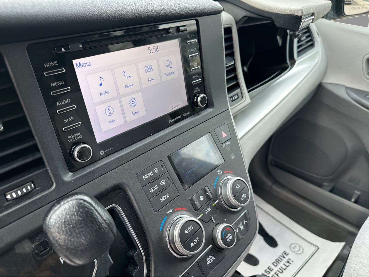 Used 2020 Toyota Sienna LE w/ LE Preferred Package FWD image 44