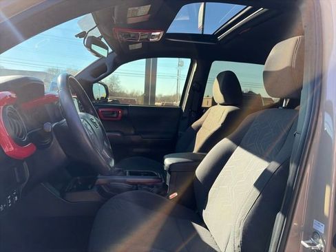 Used 2017 Toyota Tacoma TRD Off-Road image 17