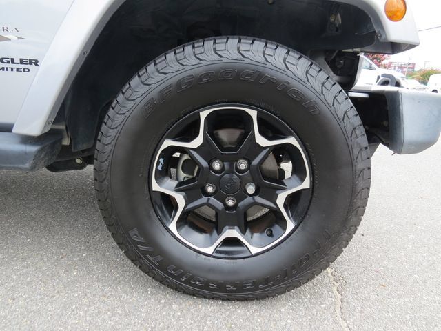 Used 2017 Jeep Wrangler Unlimited Sahara w/ Dual Top Group AWD/4WD image 10