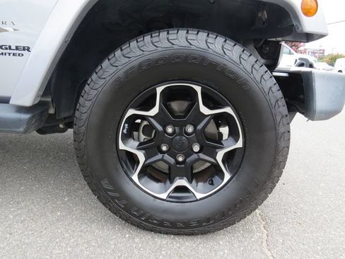 Used 2017 Jeep Wrangler Unlimited Sahara w/ Dual Top Group AWD/4WD image 10