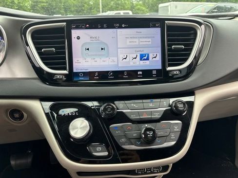 Used 2023 Chrysler Pacifica Touring-L FWD image 26
