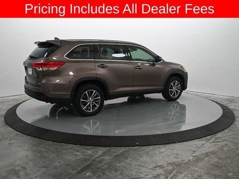Used 2019 Toyota Highlander XLE FWD image 5