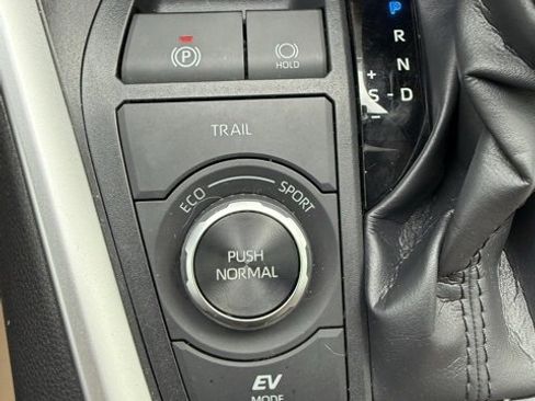 Used 2023 Toyota RAV4 XLE Premium image 28