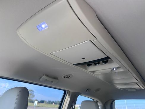 Used 2015 Chrysler Town & Country Touring image 19