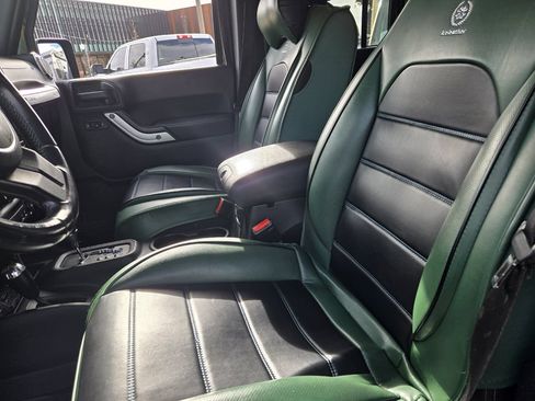 Used 2013 Jeep Wrangler Unlimited Sahara w/ Connectivity Group AWD/4WD image 15