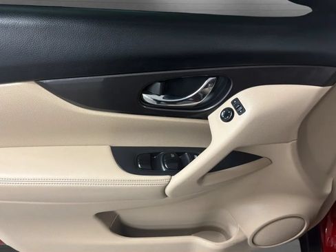 Used 2019 Nissan Rogue SV FWD image 17