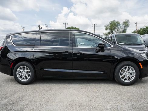 New 2025 Chrysler Pacifica Select image 3