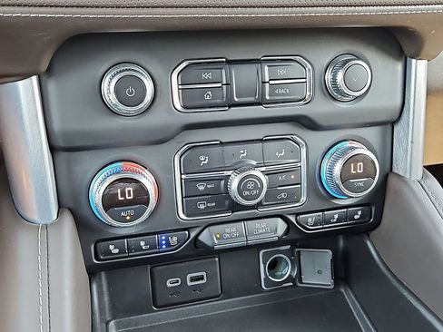 Used 2021 GMC Yukon SLT w/ SLT Luxury Package AWD/4WD image 19