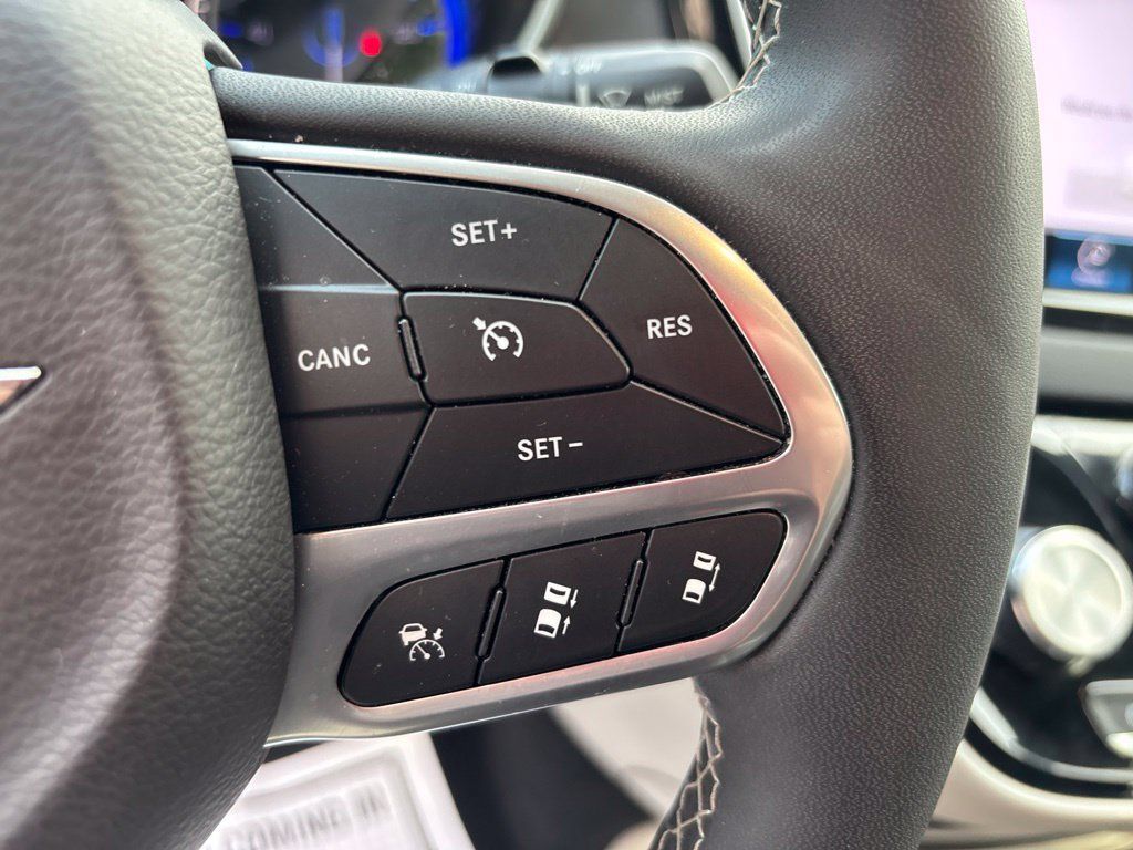 Used 2024 Chrysler Pacifica Touring-L FWD image 23