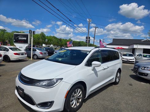 Used 2017 Chrysler Pacifica Touring-L FWD image 1