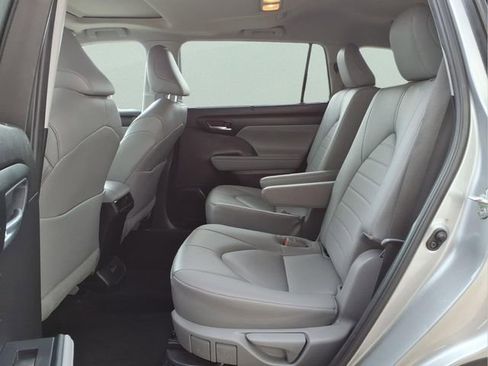Used 2023 Toyota Highlander XLE image 23