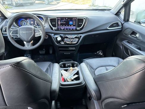 Used 2025 Chrysler Pacifica Select FWD image 17