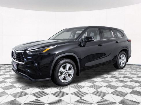 Used 2022 Toyota Highlander LE AWD/4WD image 13