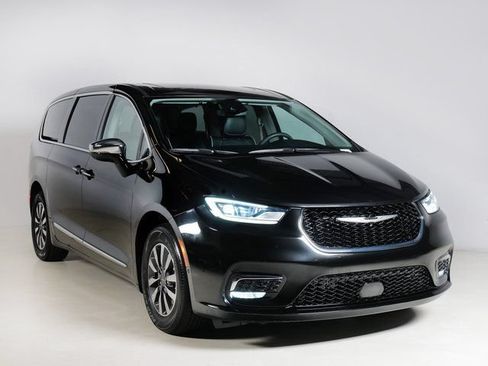 Used 2023 Chrysler Pacifica Limited FWD image 2