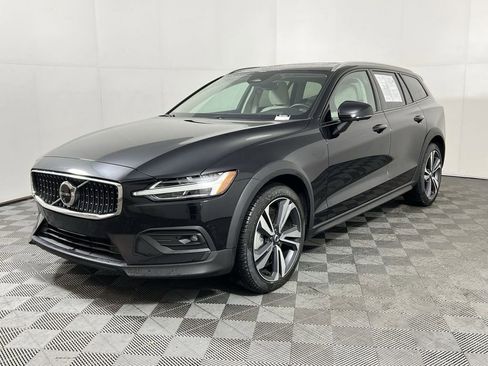 Certified 2025 Volvo V60 B5 Cross Country Plus image 8