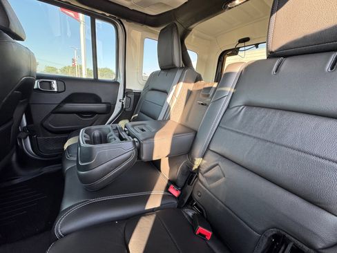 Used 2018 Jeep Wrangler Unlimited Sahara AWD/4WD image 32