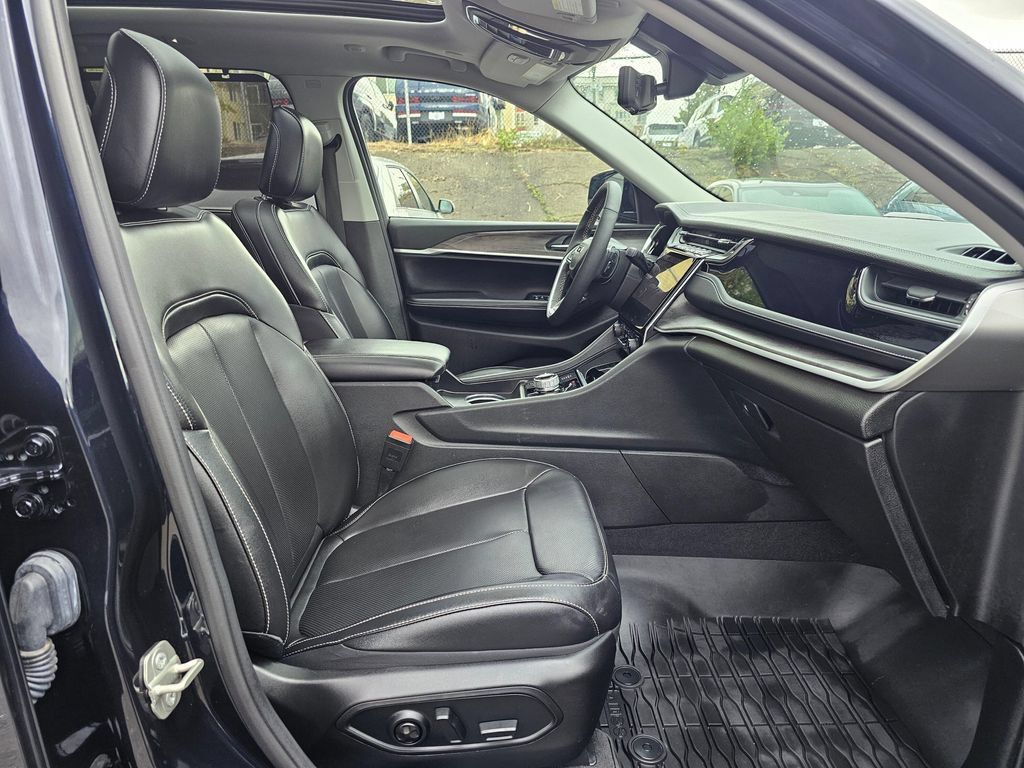 Used 2023 Jeep Grand Cherokee 4WD 4xe w/ Luxury Tech Group II image 11