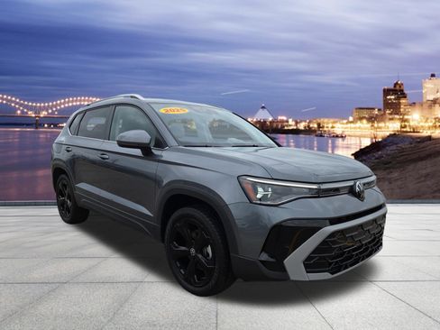 Certified 2025 Volkswagen Taos SEL AWD/4WD image 4