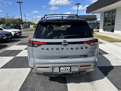 Used 2024 Nissan Pathfinder Platinum image 4