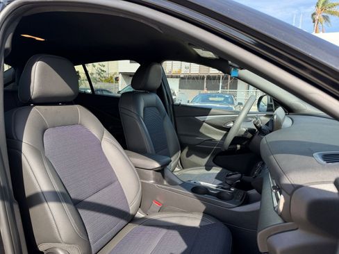 Used 2025 Buick Envista Preferred image 34