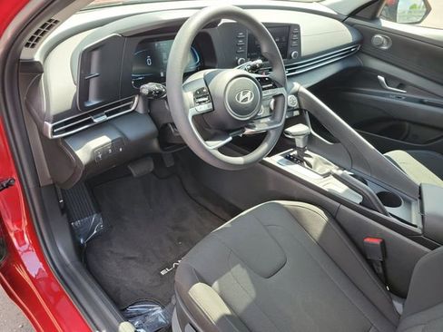Used 2025 Hyundai Elantra SE FWD image 13