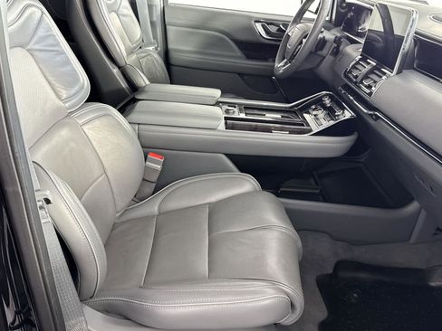 Used 2019 Lincoln Navigator Select image 16