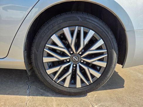 Used 2024 Nissan Altima 2.5 SV FWD image 32