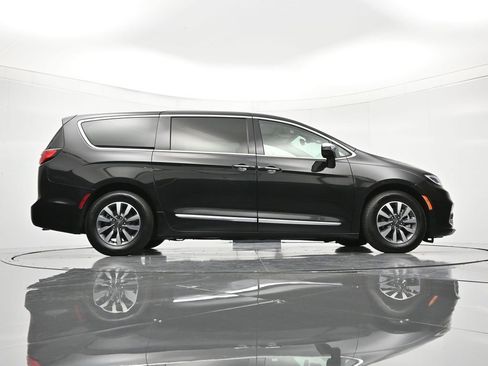Used 2023 Chrysler Pacifica Limited image 42