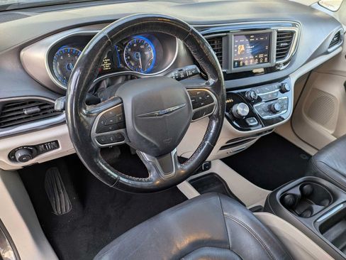 Used 2020 Chrysler Pacifica Touring-L FWD image 14