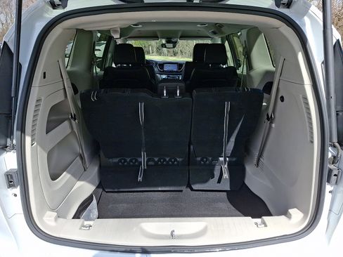 Used 2023 Chrysler Pacifica Touring-L image 29