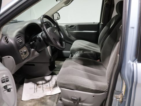 Used 2006 Chrysler Town & Country Touring image 9
