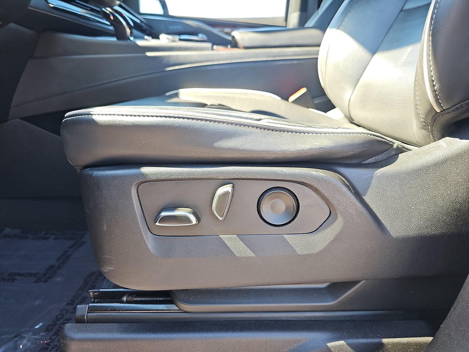 Used 2022 Cadillac Escalade Premium Luxury AWD/4WD image 25