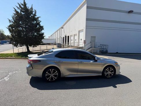 Used 2019 Toyota Camry SE image 4