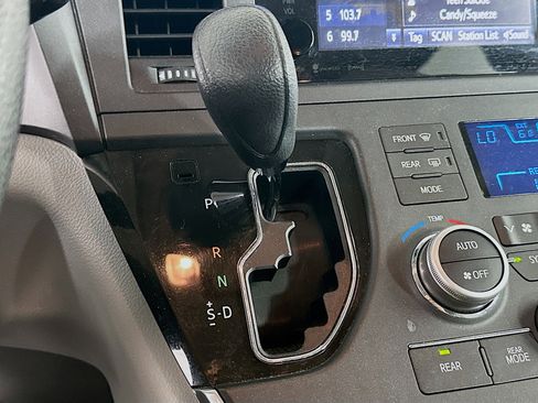 Used 2017 Toyota Sienna LE FWD image 24