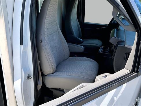 Used 2017 Chevrolet Express 3500 RWD image 8