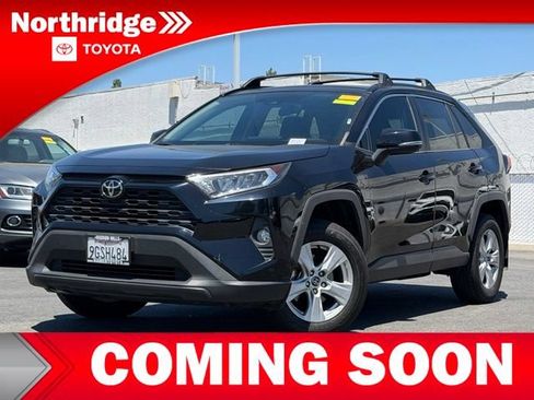 Used 2020 Toyota RAV4 XLE w/ Convenience Package FWD image 3