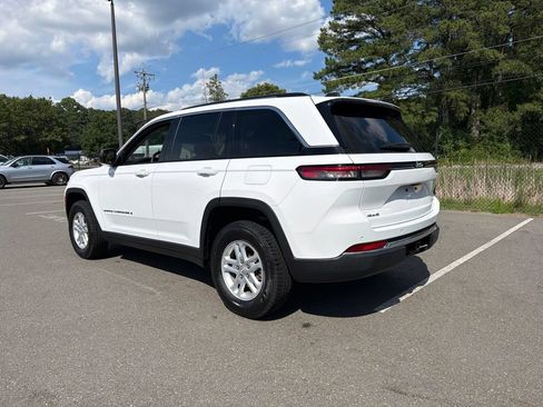 Used 2023 Jeep Grand Cherokee Laredo AWD/4WD image 7