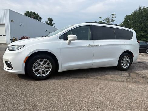 Used 2022 Chrysler Pacifica Touring-L FWD image 4