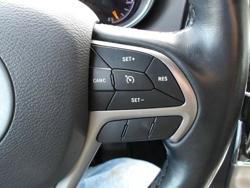 Used 2019 Jeep Grand Cherokee Limited AWD/4WD image 16