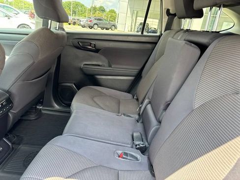 Used 2023 Toyota Highlander LE FWD image 11
