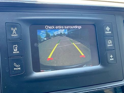 Used 2017 Chrysler Pacifica Touring-L FWD image 19