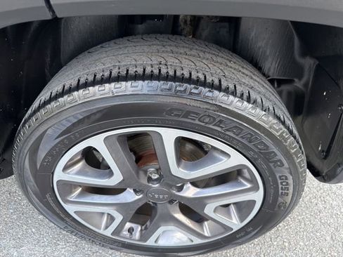 Used 2018 Jeep Renegade Latitude w/ Cold Weather Group AWD/4WD image 11