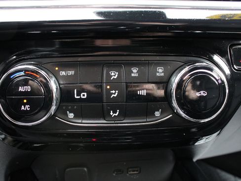 Used 2025 Chevrolet Trax RS w/ Sunroof Package image 38