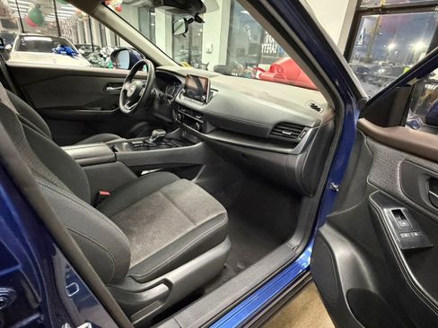 Used 2023 Nissan Rogue SV image 40