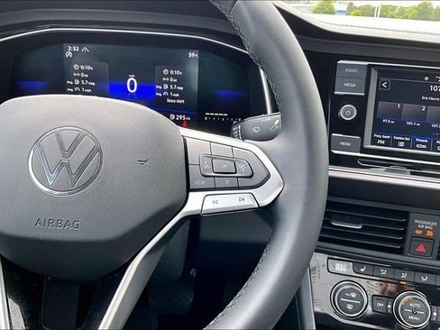 Used 2022 Volkswagen Jetta SE FWD image 12