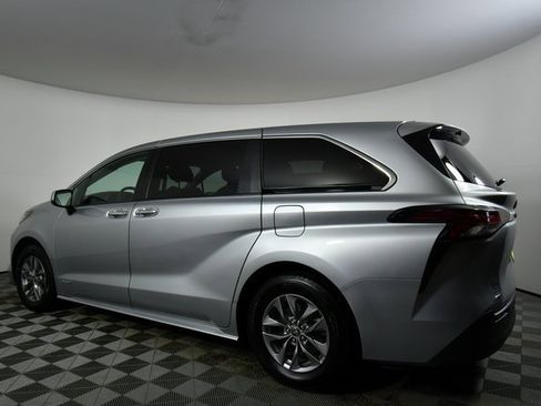 Used 2021 Toyota Sienna XLE image 14