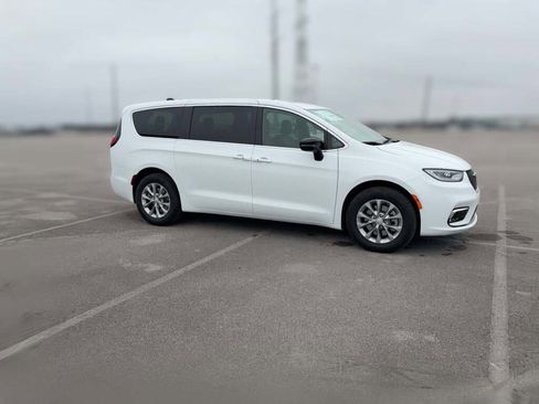 New 2026 Chrysler Pacifica Select image 15