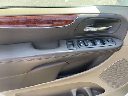 Used 2014 Chrysler Town & Country Touring FWD image 19