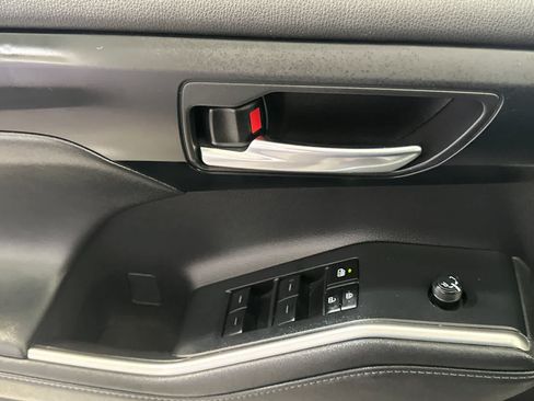 Used 2023 Toyota Highlander XLE FWD image 13